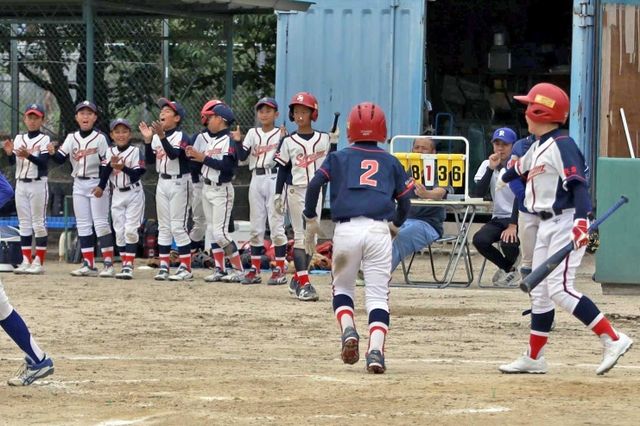 追加点を喜ぶ東播ナインストリームのベンチ＝加古川市別府町西脇、住友金属鉱山グラウンド