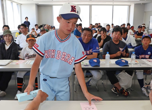 組み合わせ番号札が入った封筒を引く選手＝神戸市中央区、神戸新聞社（撮影・小林良多）