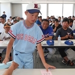 組み合わせ番号札が入った封筒を引く選手＝神戸市中央区、神戸新聞社（撮影・小林良多）