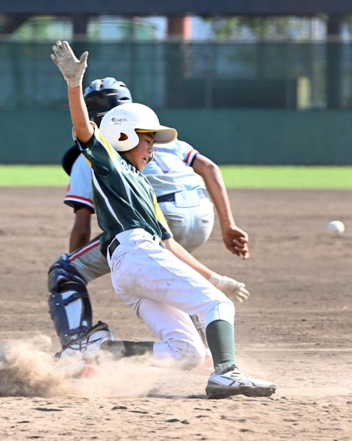 ５回、３点ランニング本塁打を放ち生還する鳴尾東ビクターズの水谷禮士選手（撮影・大田将之）