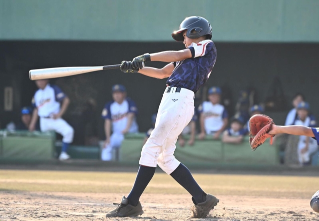 ３回表、適時二塁打を放つ朝来ベースボールジュニアの嵯峨山清紀主将（撮影・大田将之）