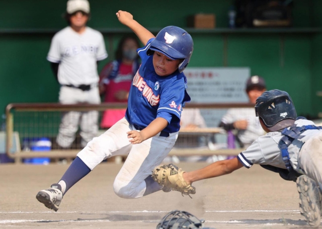 ４回、ツーランスクイズで二塁から生還する小宅の松木一咲選手