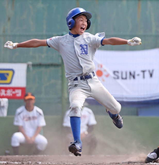 最終回、俊足を生かして出塁した西脇野球スポーツ少年団の宮田春馬選手＝Ｇ７スタジアム（撮影・小林良多）