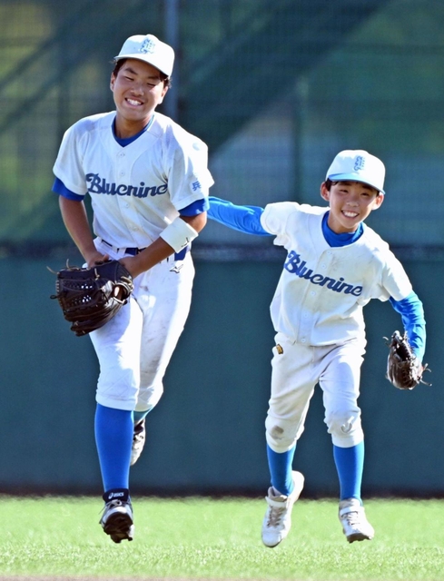 ５回、飛球を好捕した潮の吉川一颯選手（左）をたたえる森田真生選手＝Ｇ７スタジアム（撮影・風斗雅博）