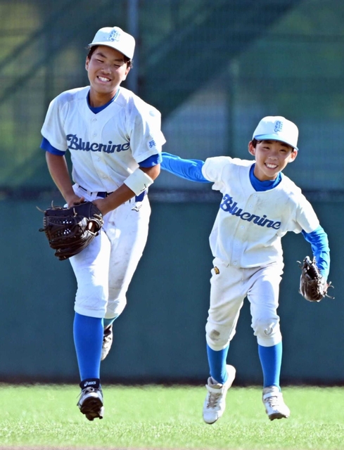 ５回、飛球を好捕した潮の吉川一颯選手（左）をたたえる森田真生選手（撮影・風斗雅博）