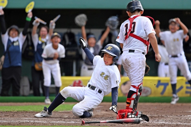 ３回、花谷の島慶弦選手の適時打で井上楓真選手（中央）らが生還し、逆転に成功する（撮影・風斗雅博）