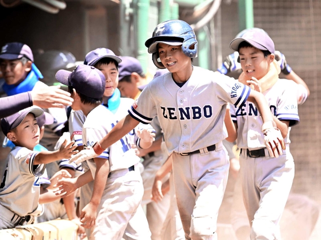 ４回、２本目の本塁打を放ち仲間に迎えられる善防の大野暖空選手（右から２人目）（撮影・大田将之）