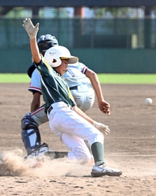 ５回、３点ランニング本塁打を放ち生還する鳴尾東ビクターズの水谷禮士選手（撮影・大田将之）