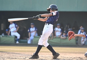 ３回表、適時二塁打を放つ朝来ベースボールジュニアの嵯峨山清紀主将（撮影・大田将之）