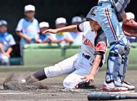 １回、スクイズで生還する丹波の瀧奏太選手＝Ｇ７スタジアム神戸（撮影・風斗雅博）
