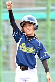３回、三塁打を放ち拳を突き上げる坂越の丸尾星奈選手＝Ｇ７スタジアム神戸（撮影・大田将之）