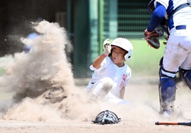 ４回、三塁打で出塁し生還した味間の永井大翔選手