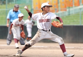 ３番手で登板し、好投した出石の岡本圭右選手＝いずれも三木山総合公園野球場（撮影・鈴木雅之）