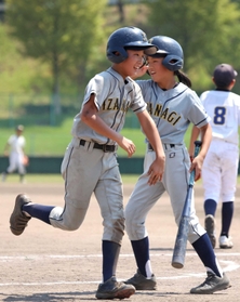 ４回、津田凜人選手のタイムリーで生還し笑顔のいざなぎ・岡勇辰選手（左）