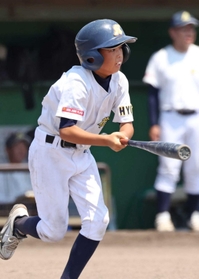 ２回裏１死三塁、右中間を破る適時三塁打を放つ花谷の富加見元也選手（撮影・鈴木雅之）