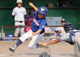 ４回、ツーランスクイズで二塁から生還する小宅の松本一咲選手