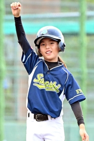 ３回、三塁打を放ち拳を突き上げる坂越の丸尾星奈選手＝いずれもＧ７スタジアム神戸（撮影・大田将之）