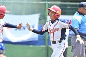 ３回、ランニング本塁打を放ち歓喜する東播の愛須翔太選手（撮影・大田将之）