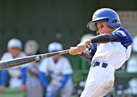 ３回、強烈なランニング本塁打を放った御影の浜名樹希選手（撮影・風斗雅博）