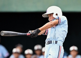 ４回、二塁打を放つ香寺の木下侑大選手＝Ｇ７スタジアム（撮影・風斗雅博）