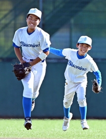 ５回、飛球を好捕した潮の吉川一颯選手（左）をたたえる森田真生選手＝Ｇ７スタジアム（撮影・風斗雅博）