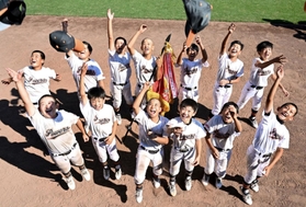 初優勝を果たし歓喜する枝吉の選手たち＝ほっともっとフィールド神戸（撮影・大田将之）