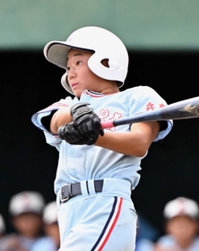 ４回、二塁打を放つ香寺の木下侑大選手（撮影・風斗雅博）