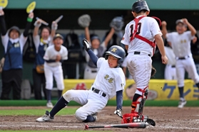 ３回、花谷の島慶弦選手の適時打で井上楓真選手（中央）らが生還し、逆転に成功する（撮影・風斗雅博）