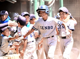 ４回、２本目の本塁打を放ち仲間に迎えられる善防の大野暖空選手（右から２人目）（撮影・大田将之）