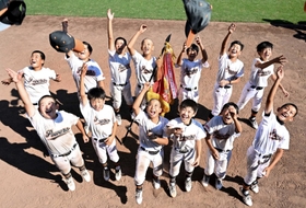 初優勝を果たし歓喜する枝吉の選手たち＝いずれもほっともっとフィールド神戸（撮影・大田将之）