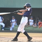 ３回表、適時二塁打を放つ朝来ベースボールジュニアの嵯峨山清紀主将（撮影・大田将之）