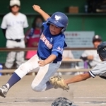 ４回、ツーランスクイズで二塁から生還する小宅の松木一咲選手