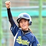 ３回、三塁打を放ち拳を突き上げる坂越の丸尾星奈選手＝Ｇ７スタジアム神戸（撮影・大田将之）