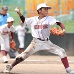 ３番手で登板し、好投した出石の岡本圭右選手＝いずれも三木山総合公園野球場（撮影・鈴木雅之）