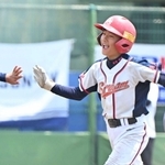 ３回、ランニング本塁打を放ち歓喜する東播の愛須翔太選手（撮影・大田将之）