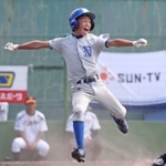 最終回、俊足を生かして出塁した西脇野球スポーツ少年団の宮田春馬選手＝Ｇ７スタジアム（撮影・小林良多）