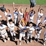 初優勝を果たし歓喜する枝吉の選手たち＝ほっともっとフィールド神戸（撮影・大田将之）