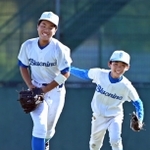 ５回、飛球を好捕した潮の吉川一颯選手（左）をたたえる森田真生選手（撮影・風斗雅博）