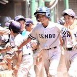 ４回、２本目の本塁打を放ち仲間に迎えられる善防の大野暖空選手（右から２人目）（撮影・大田将之）