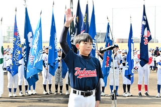 開会式で宣誓する福崎野球スポーツ少年団の山下優二郎主将＝ウインク球場