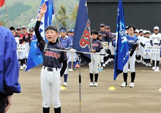 選手宣誓する佐用ワープジュニアの寺田耀一主将＝南光スポーツ公園野球場