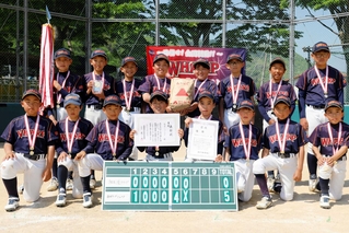 優勝した佐用ワープジュニアの選手たち＝南光スポーツ公園