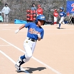 グラウンドを駆ける三輪少年野球クラブの選手ら＝春日総合運動公園