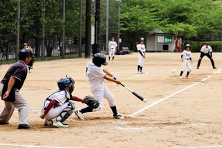 力強くバットを振る選手＝香美町香住区境