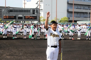 開会式で宣誓する岩屋神戸衹園の山内敬歩主将＝Ｇ７スタジアム神戸