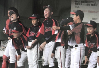 東播ナインストリームー曽根青龍野球クラブ　打線の奮起を信じてベンチから声援を送る東播ナインストリームの選手たち