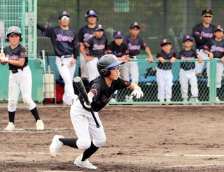 芦屋ベアーズ－鳴尾東ビクターズ　６回表、出塁を試みる芦屋の選手