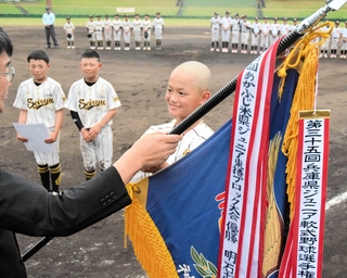 優勝旗を受け取る曽根青龍野球クラブの選手＝いずれも日岡山公園野球場（撮影・増井哲夫）