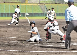 準決勝・稲美エンジェルス－曽根青龍野球クラブ　先制された直後の２回、同点に追いついた稲美エンジェルス