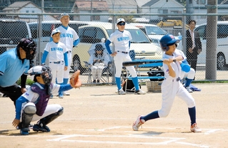 力いっぱいバットを振る尾崎野球スポーツ少年団の選手＝赤穂元禄スポーツセンター